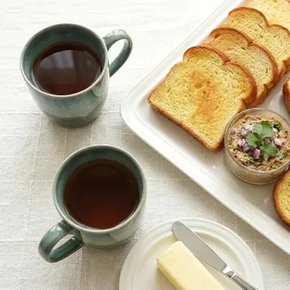 A Bosmarlin mug in a reactive glaze